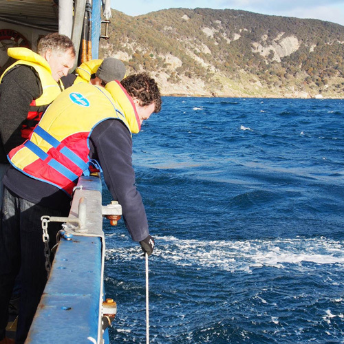 Scott Nichol and Neville Barrett deploy the sub-bottom profiler from the TV Bluefin